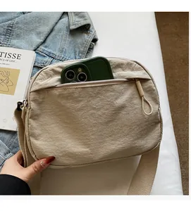 Beige Umhängetasche aus Nylon mit großer Reißverschlusstasche und Handy-Staufach-Detail