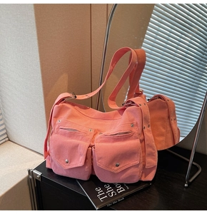 Détail du sac fourre-tout en velours côtelé rose corail avec poches et bandoulière réglable
