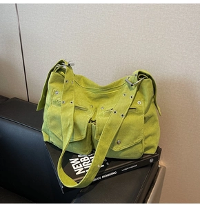 Détail du sac fourre-tout en velours côtelé vert avocat avec poches et œillets