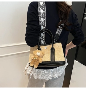 Vue détaillée du sac à main tissé avec bandoulière brodée et pendentif ours en peluche