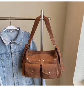 Détails d'un sac cabas en velours côtelé marron avec doubles poches à boutons-pression