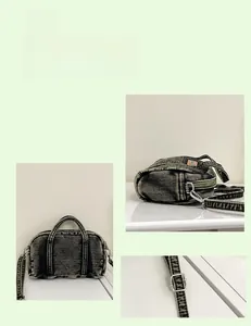Vues détaillées du sac polochon en jean gris vintage avec texture délavée et boucles métal