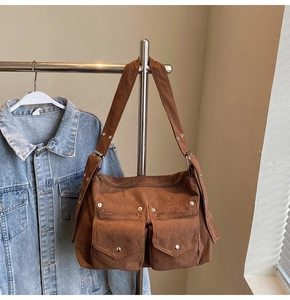 Détail du sac fourre-tout en velours marron avec poches cargo et rivets argentés