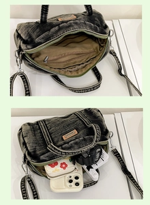 Vue intérieure montrant la capacité spacieuse de ce mini sac baril en jean avec accessoires