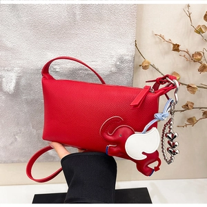 Mini borsa a bauletto in pelle rossa con ciondolo a elefante e dettaglio portachiavi a cuore