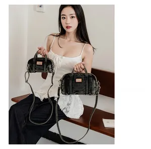Détails d'un ensemble de sacs en jean délavé vintage avec étiquette cuir marron