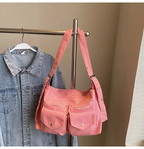 Détail du sac fourre-tout en velours rose avec poches cargo et sangle à œillets