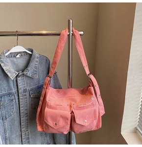 Détail du sac fourre-tout en velours côtelé rose avec poches cargo et boucles métalliques