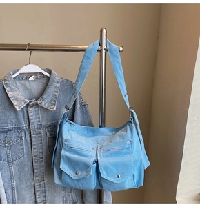 Détail du sac cabas en velours côtelé bleu clair avec doubles poches et fermetures éclair