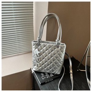 Sac seau matelassé argenté avec breloques étoiles et bandoulière réglable