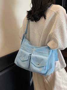Grand sac cabas en velours côtelé bleu ciel avec plusieurs poches pour le quotidien