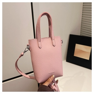Détail du mini sac cabas en cuir rose avec gaufrage FASHION et boucles métalliques