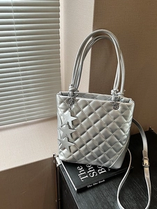 Sac Seau Femme en Cuir PU Matelassé avec Pendentif Étoile Métallique Polyvalent Sac à Main Bandoulière Mode Coréenne