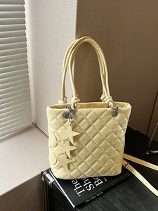 Sac seau matelassé jaune clair tendance avec charms étoiles et bandoulière
