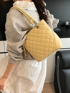 Sac à bandoulière matelassé jaune avec breloques étoiles et sangle élégante