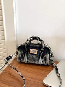 Sac cylindre en denim rétro avec poignées et bandoulière réglable, effet délavé