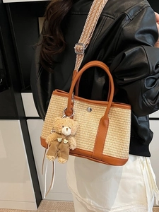 Sac seau tissé minimaliste avec bordure en cuir marron et un joli pendentif d'ours en peluche