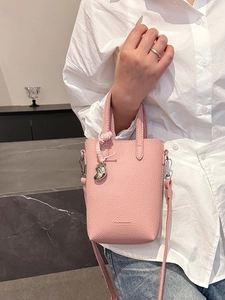 Petit sac bandoulière rose en cuir grainé avec marquage fashion et pendentif métal