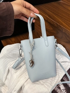 Mini sac pour téléphone bleu clair en cuir avec lettrage FASHION et pendentif argenté