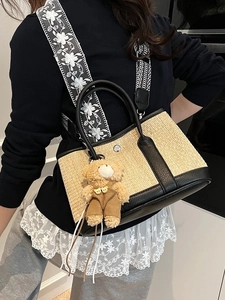 Sac seau en paille avec garniture en cuir noir et bandoulière brodée de fleurs