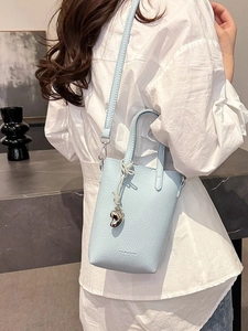 Mini sac bandoulière bleu clair motif litchi avec pendentif cœur et poignée pour femmes