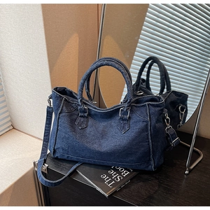 Détail du grand sac cabas en jean vintage avec poignées solides et tissu texturé
