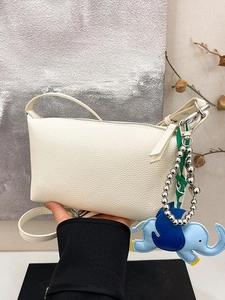 Borsa a tracolla minimalista in pelle bianca con un grazioso ciondolo a forma di elefante