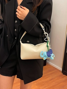 Borsa a spalla chic beige in pelle grana con ciondolo a elefante e zip metallica