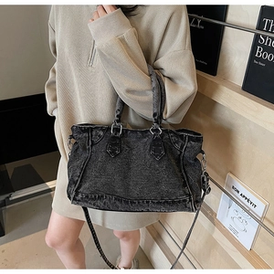 Détail du sac cabas en denim gris avec bandoulière réglable et poignées robustes