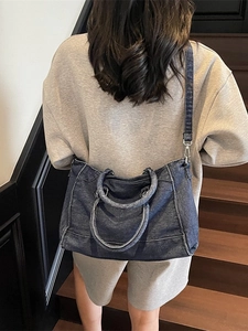 Grand sac cabas vintage en denim pour femme avec mannequin sur un escalier en bois