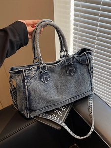 Sac cabas rétro en denim délavé avec surpiqûres blanches et bandoulière réglable