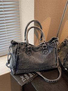 Sac fourre-tout vintage en denim bleu délavé avec double poignée et bandoulière réglable