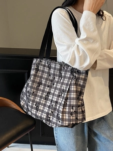 Grande borsa tote in tela a scacchi bianchi e neri con stampa di farfalle e stile casual