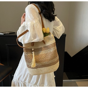 Détail du sac cabas tissé en dégradé avec glands marrons et fines bandoulières