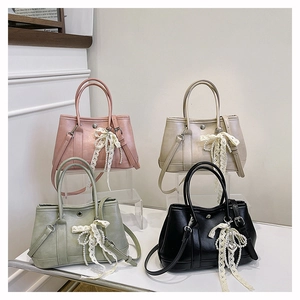 Quatre sacs seaux élégants aux couleurs douces avec charmes en dentelle et perles