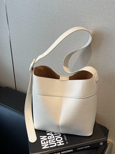 Minimalist cream white bucket bag in lychee pattern leather with wide shoulder strap