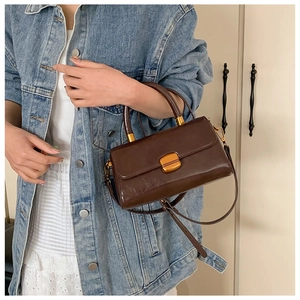Detail einer dunkelbraunen Vintage-Handtasche aus Öl-Wachs-Leder als Umhängetasche