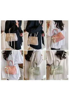 Sac seau chic en plusieurs couleurs avec breloque perle et nœud en diverses poses