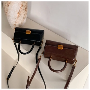 Details von runden Vintage-Handtaschen in Schwarz und Braun mit Gold-Schnallen