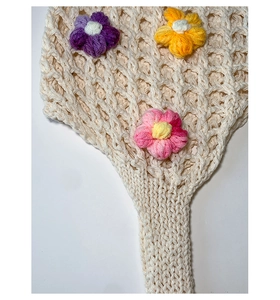 Détail du sac fourre-tout au crochet beige fait main avec des fleurs 3D tricotées colorées