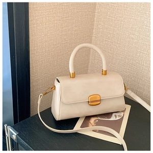 Detailansicht der cremefarbenen Vintage-Umhängetasche mit goldenen Beschlägen