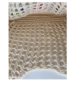 Détail de la maille du sac crochet crème avec texture ajourée et doublure intérieure colorée