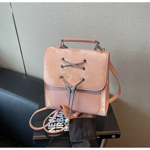 Sac à main rose avec chaîne métallique, pendentif papillon argenté et perles douces