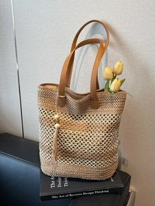 Sac cabas en paille tissée avec anses en cuir marron et pompon à franges pour la plage