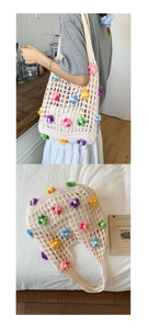 Détail du sac fourre-tout au crochet avec fleurs 3D colorées sur la bandoulière large