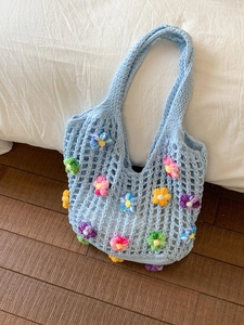 Sac fourre-tout au crochet bleu avec accents floraux 3D colorés et maille ajourée