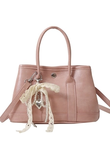 Sac seau rose élégant avec boucle argentée, chaîne en perles et ruban de dentelle chic