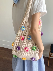 Sac à bandoulière évidé au crochet avec fleurs tricotées colorées et design en maille