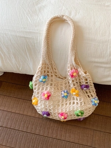 Sac fourre-tout au crochet évidé à la main avec fleurs tricotées colorées en crème