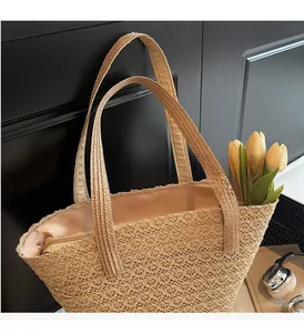 Dettaglio della borsa tote in paglia intrecciata con cerniera sicura e fodera interna morbida